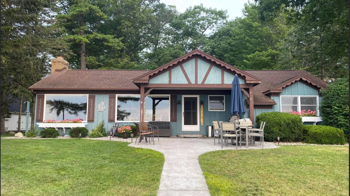 Au Gres House | Lake Huron Lake House - Sleeps 10