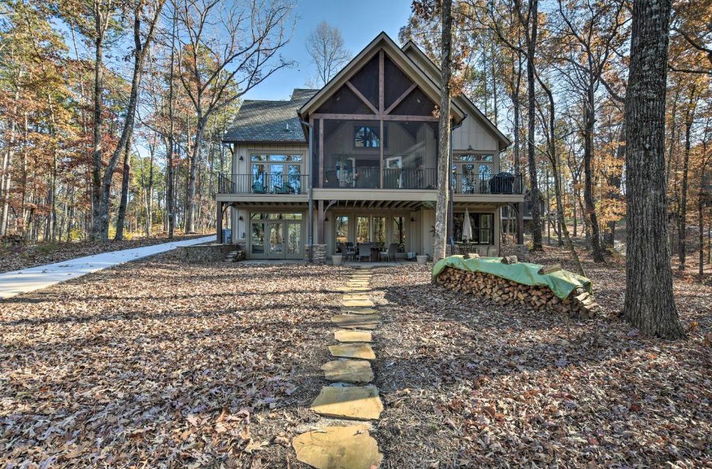 Seneca House | Lake Keowee Cottage with Deck and Private Dock!