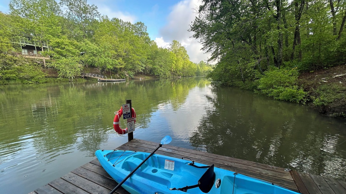 Mentone House | Lake Lahusage Private Dock, Kayaks, Lake Mat: Getaway in Shasta Camper