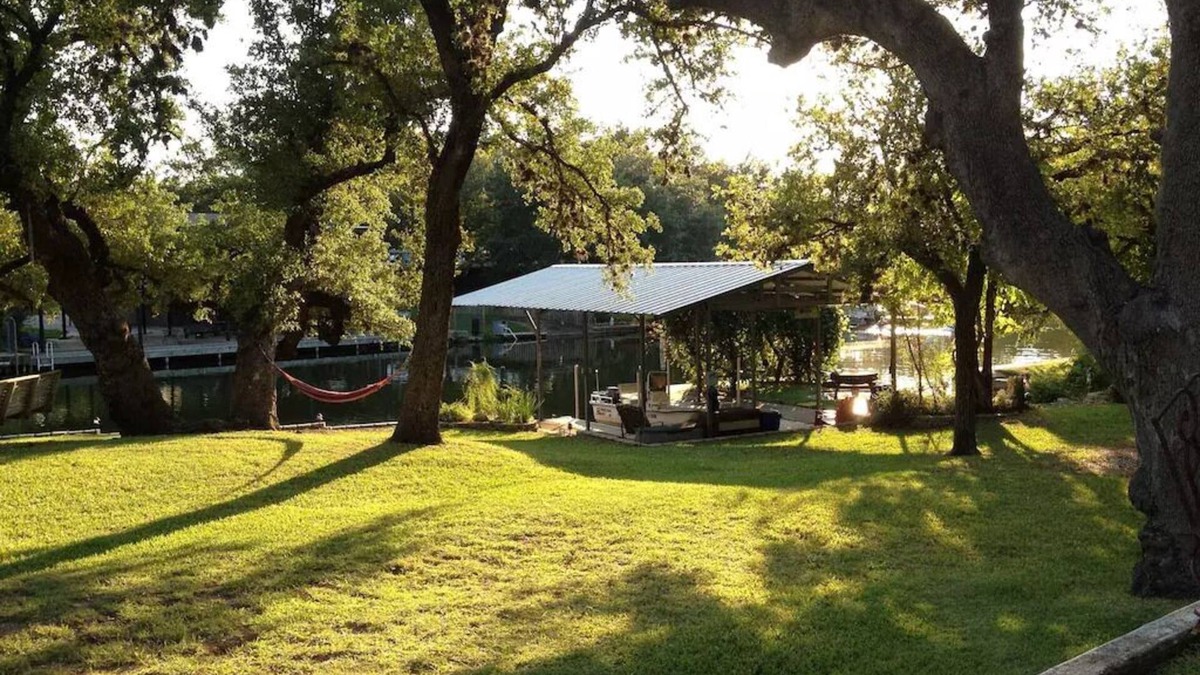 Kingsland Cabin | Lake LBJ Water Front Cottage on River Canal 2 Boat Slips