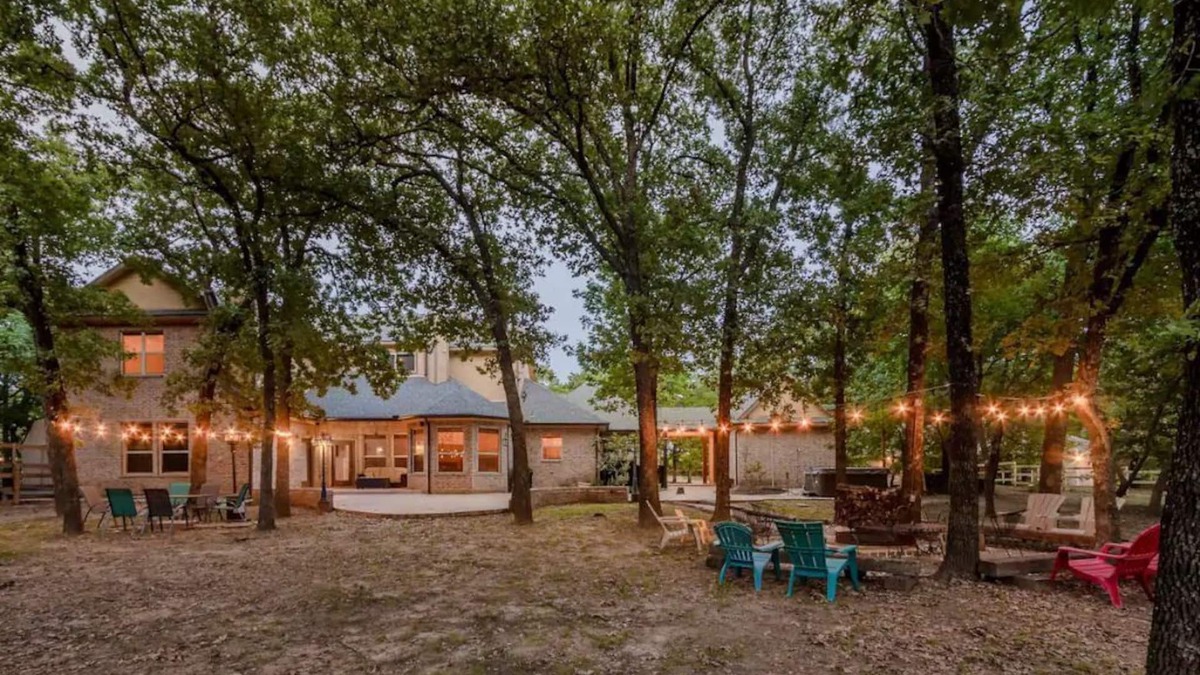 Hickory Creek House | Lake Lewisville Family Getaway-Lake Toys, HotTub, Mini Golf, Theater, Kids Room!