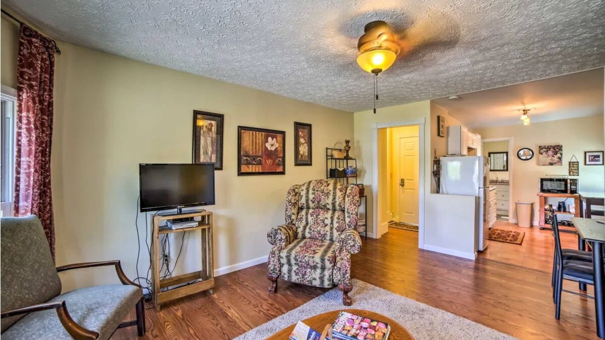 Geneva-on-the-Lake Apartment | Lake Life 2BR in the Heart of GOTL!