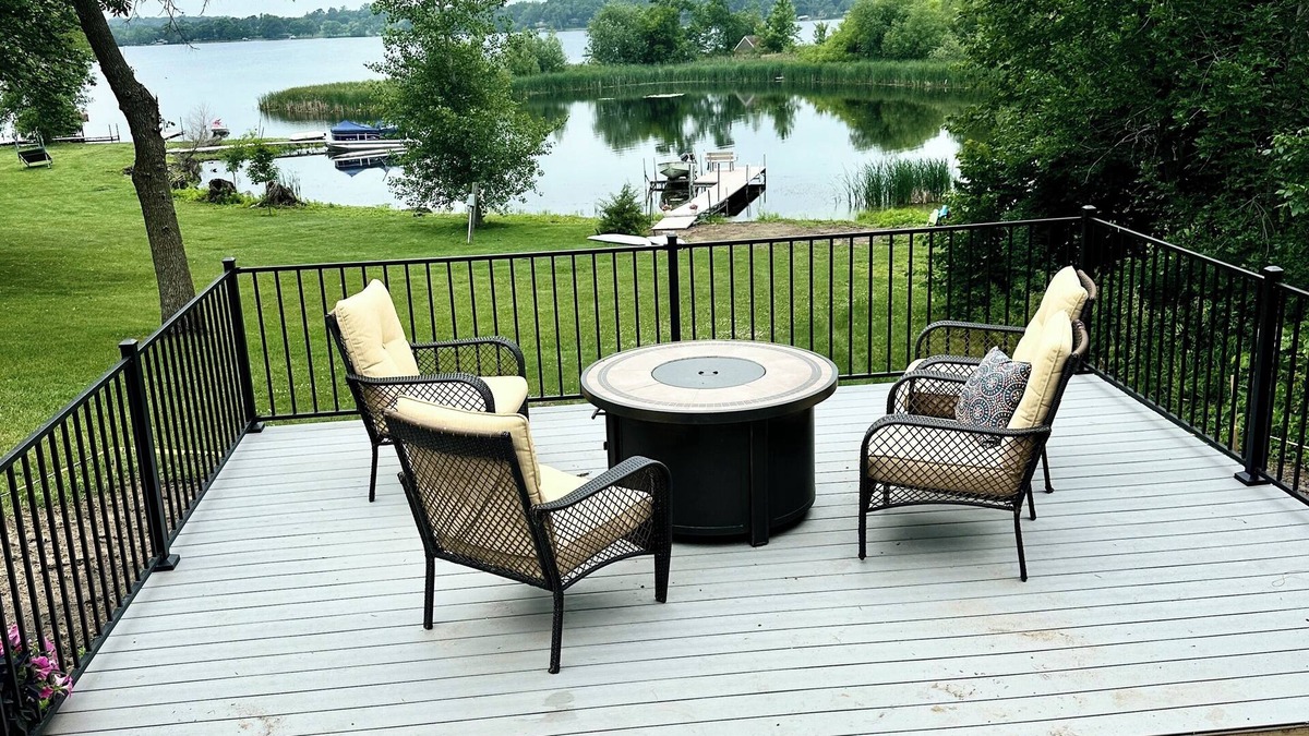 Moe House | Lake Life- Easy & Comfortable in this Cozy 2-bedroom RV with WiFi & AC
