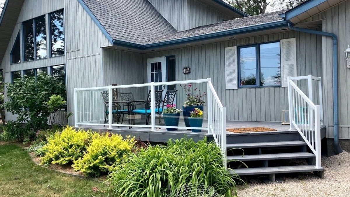Arnes House | Lake Life meets Country Living Near Gimli