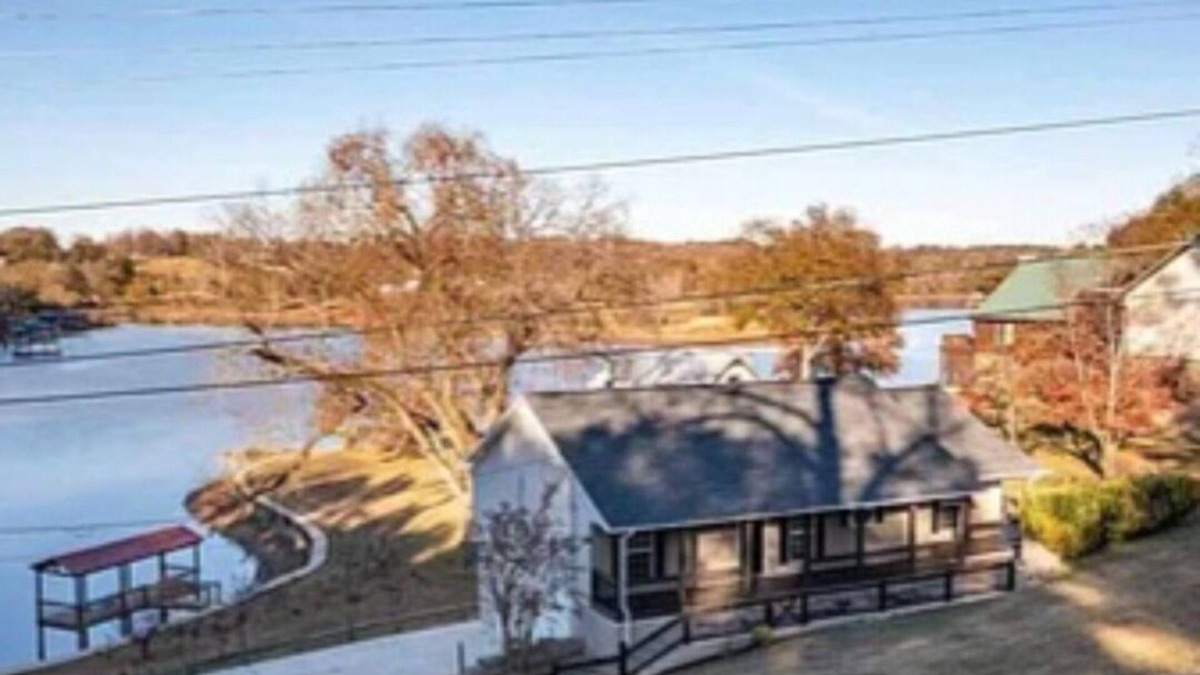 Lincoln House | Lake Life on Logan Martin. Relax Unwind Recharge. Leave all your stress behind