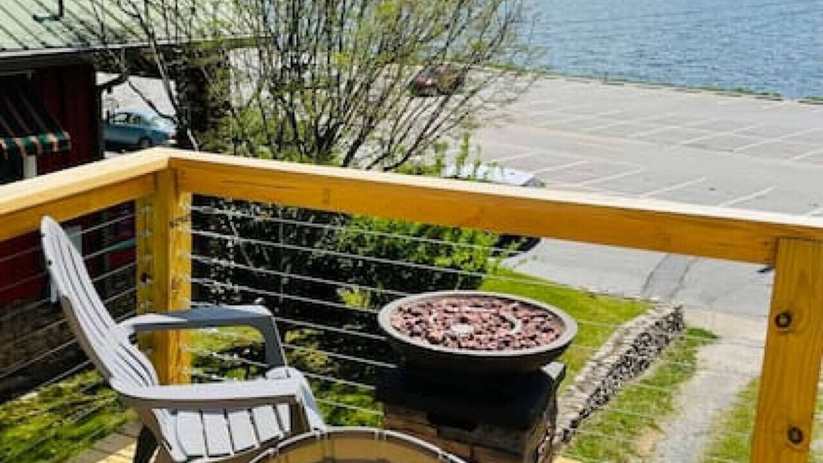 Lake Junaluska Apartment | Lake Life Upper Apt-1 min walk to Lk J Assembly-10 min to Waynesville & BR Pkwy