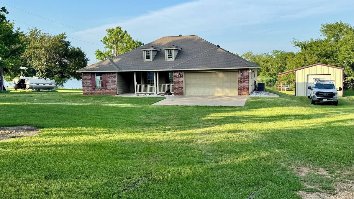 Jewett House | Lake Limestone Hideaway, Charming 3-bedroom house Pool, Hot Tub, WiFi in Jewett