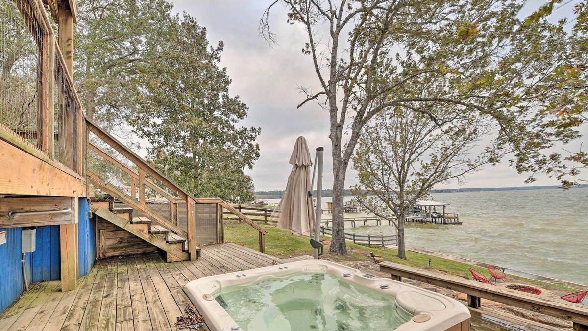 Coldspring House | Lake Livingston Vacation Rental w/ Hot Tub!