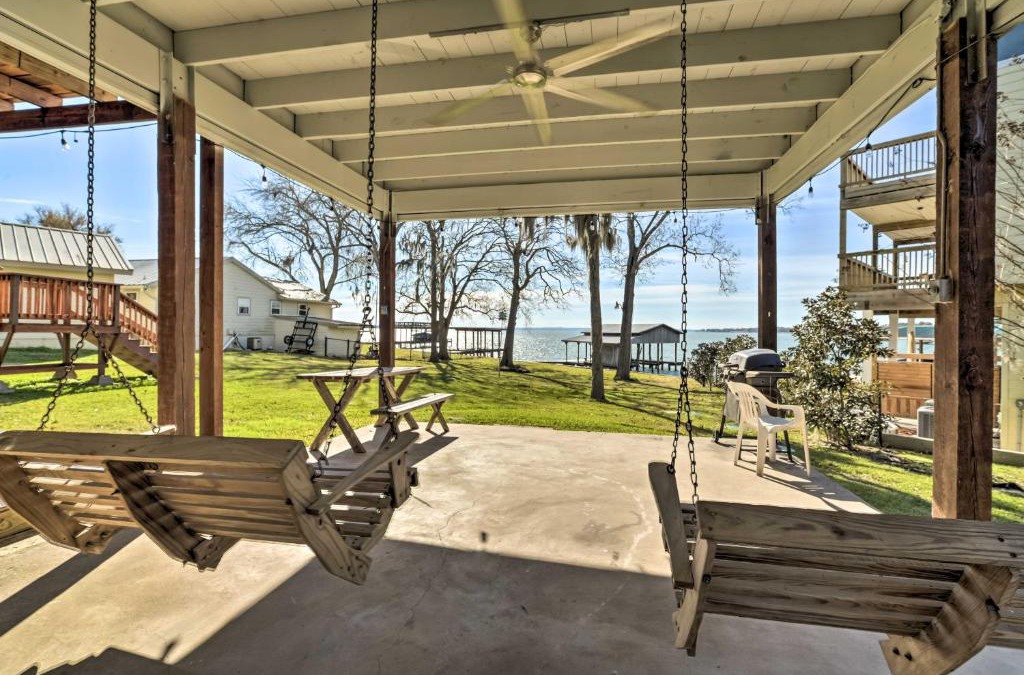 West Livingston House | Lake Livingston Vacation Rental with Kayaks!