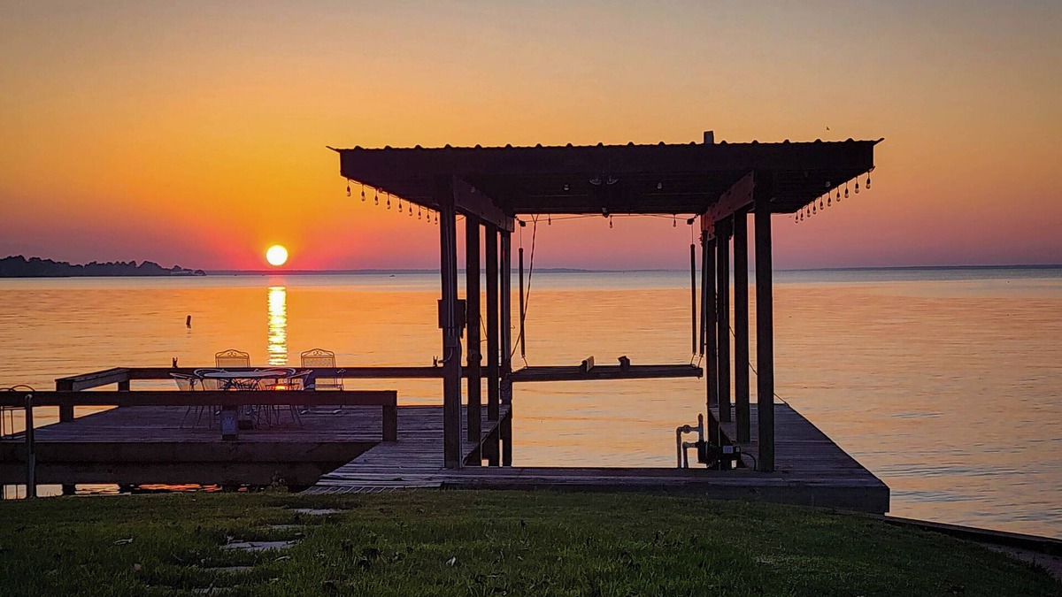 Blanchard Cottage | ‣ Lake Livingston Waterfront House, Sunset views. Deep water, Fishing, Kayaking.