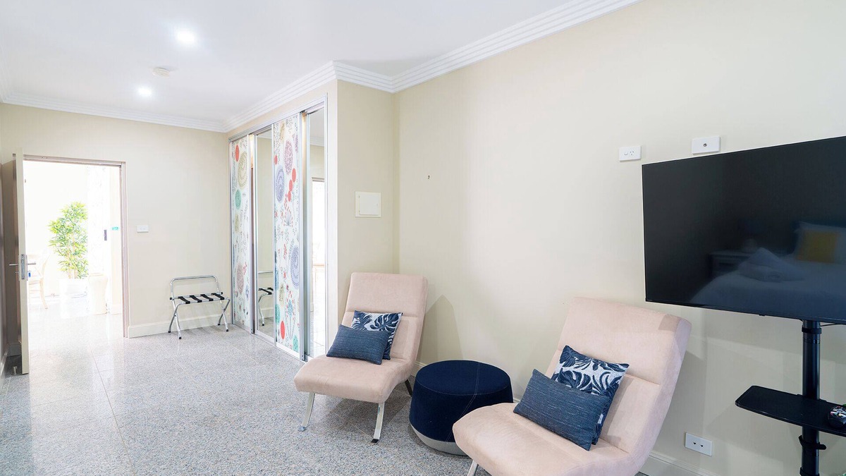 Morisset Bed & Breakfast | Lake Macquarie Manor - Your semi-rural oasis with extra space for everyone