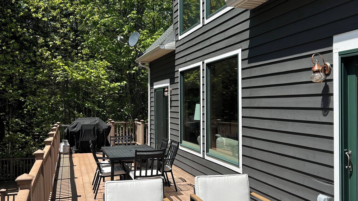 Mohawk Cabin | Lake Medora waterfront retreat 4.5 miles from Copper Harbor!