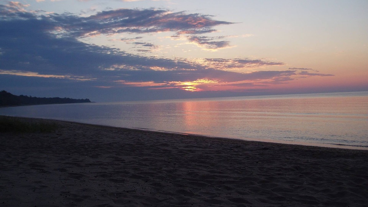 Baileys Harbor Cottage | Lake Michigan Beachfront