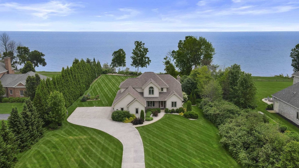 Newton House | Lake Michigan Beachfront - King Suite - Rec Room