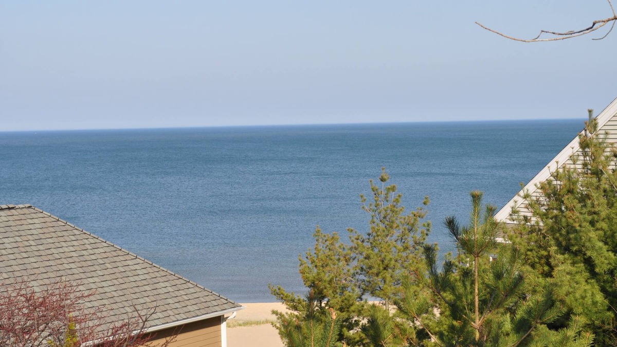 Ottawa Beach Cottage | Lake Michigan Cottage - Steps away from the Beach! Monthly + Rental