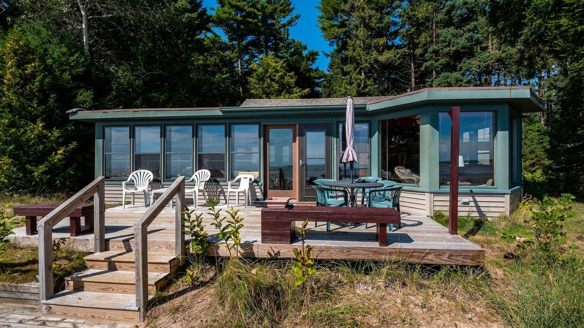 Oostburg Cottage | Lake Michigan Sand Beach & Wooded Privacy
