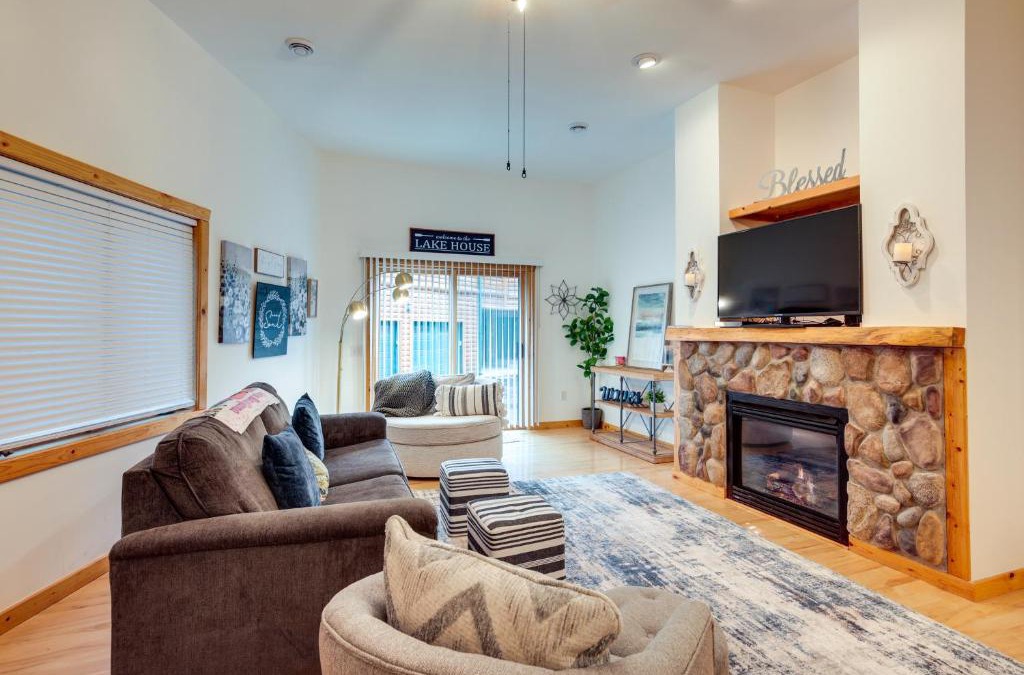 Minocqua Apartment | Lake Minocqua Condo with Shared Fire Pit!