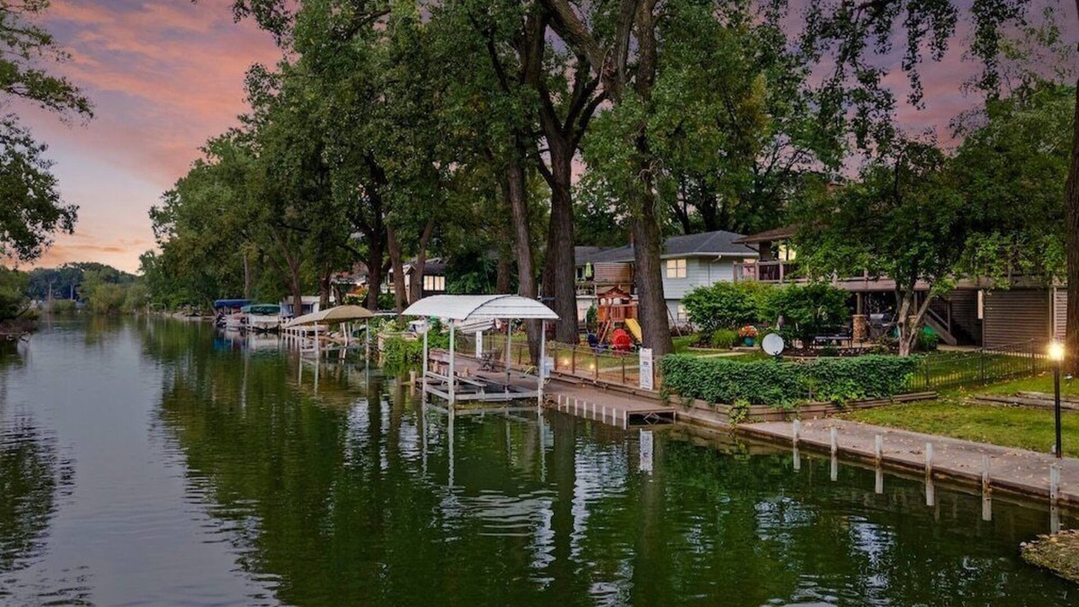 Monona House | Lake Monona Waterfront + HOT TUB + Game Room