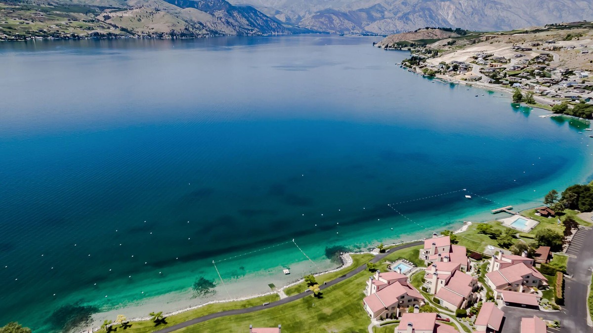 Chelan Condo | Lake & Mountain View Condo with Free WiFi, Shared Pool, Hot Tub, & Fitness Room