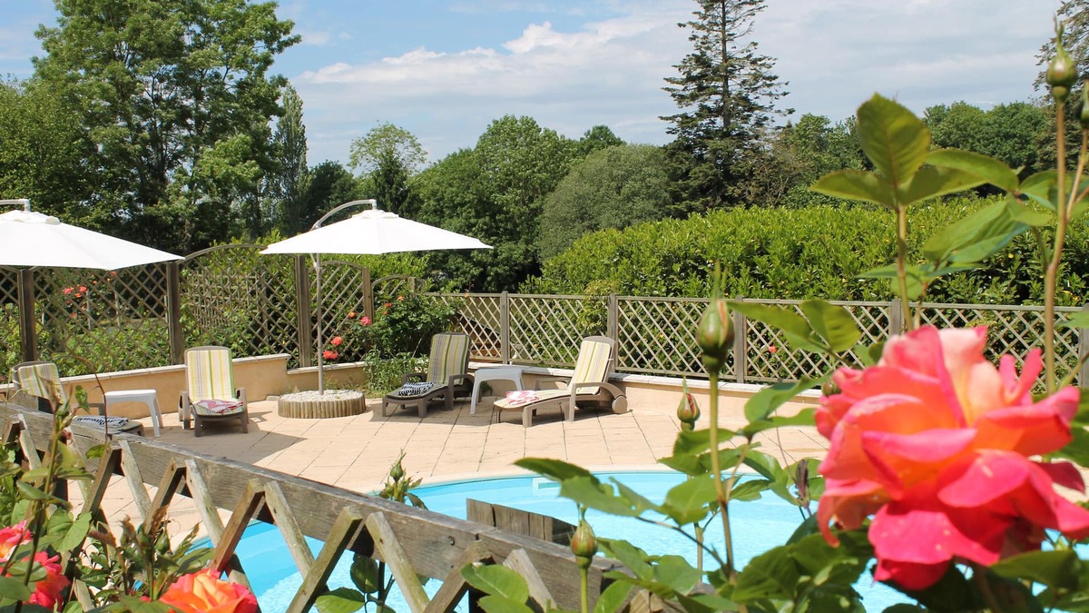 Mouilleron-Saint-Germain Apartment | Lake Noble: the holiday cottage with pond, pool and spa in the heart of nature