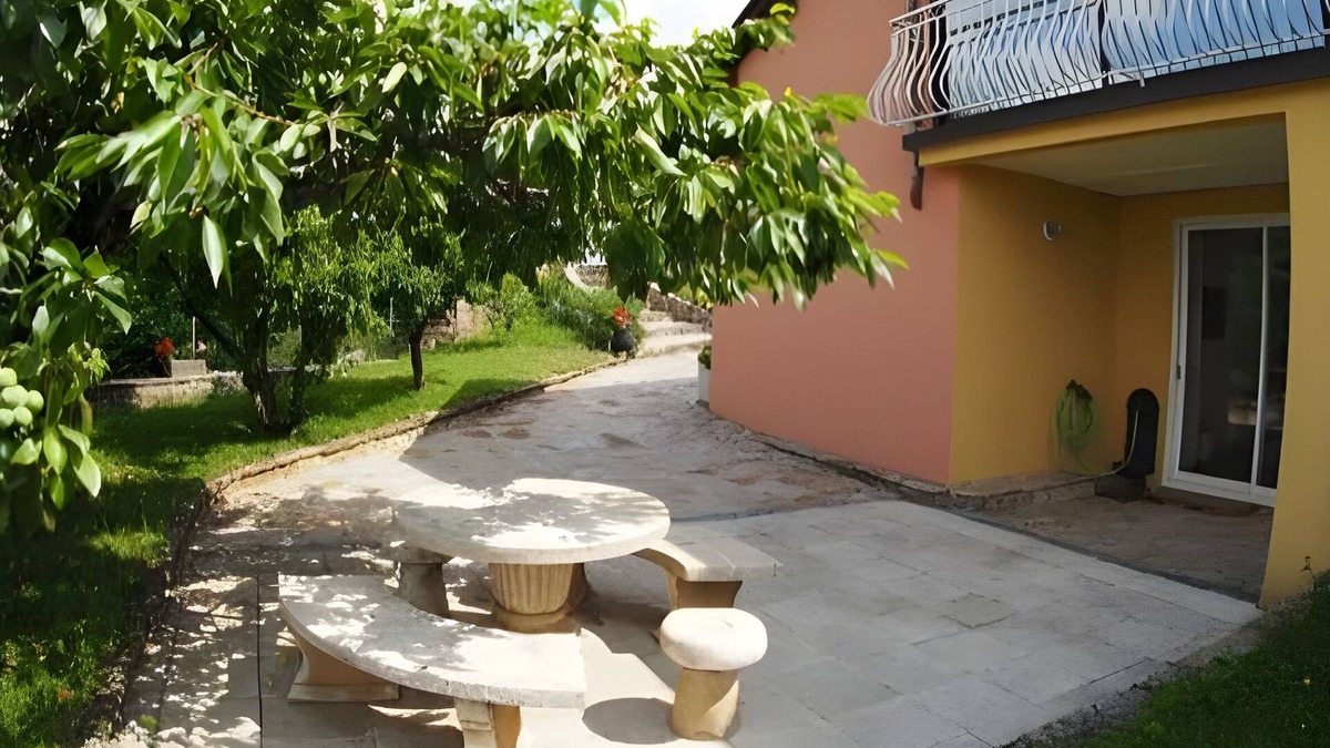 Villefranche-de-Panat Apartment | Lake & Nature – Cosy apartment 100m from Villefranche-de-Panat lake, authentic Aveyron stay
