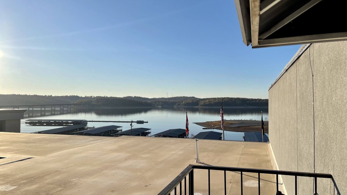 Henderson Hotel | Lake Norfork Resort