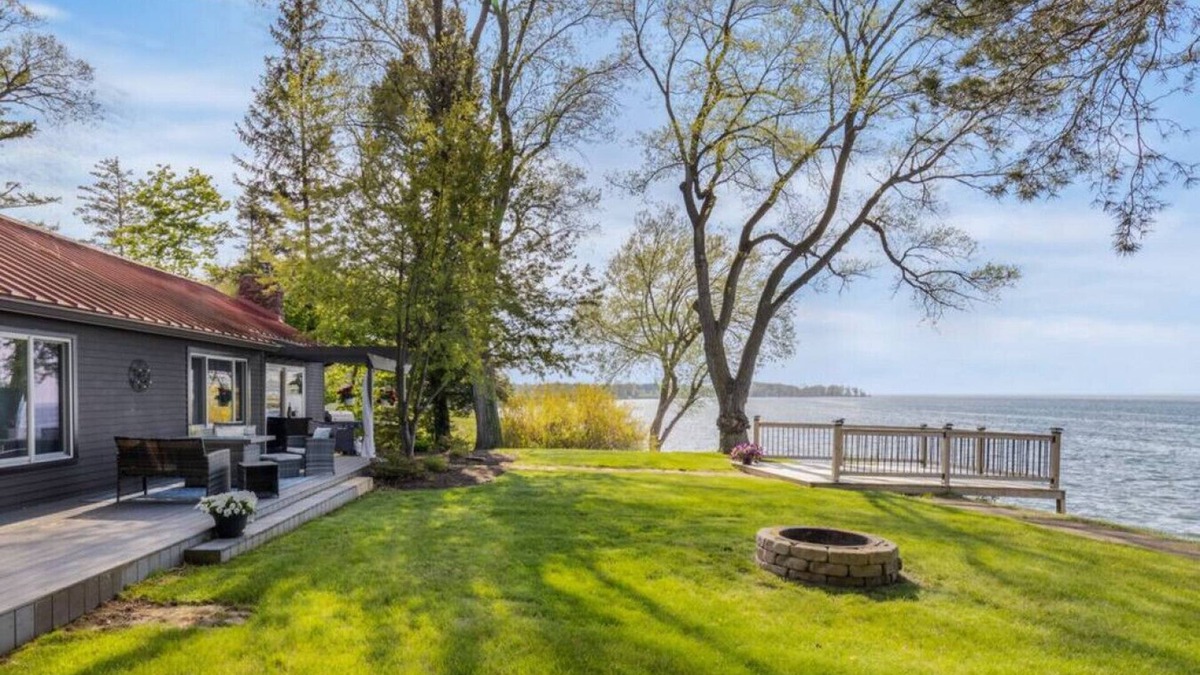 Williamson House | Lake Ontario Beauty! Sleeps 4!
