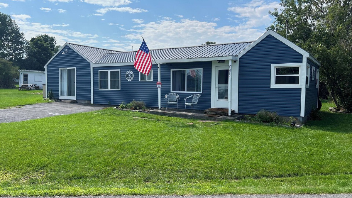 Dexter House | Lake Ontario getaway 30 mins from Alexandria Bay and the famous Bolt Castle.