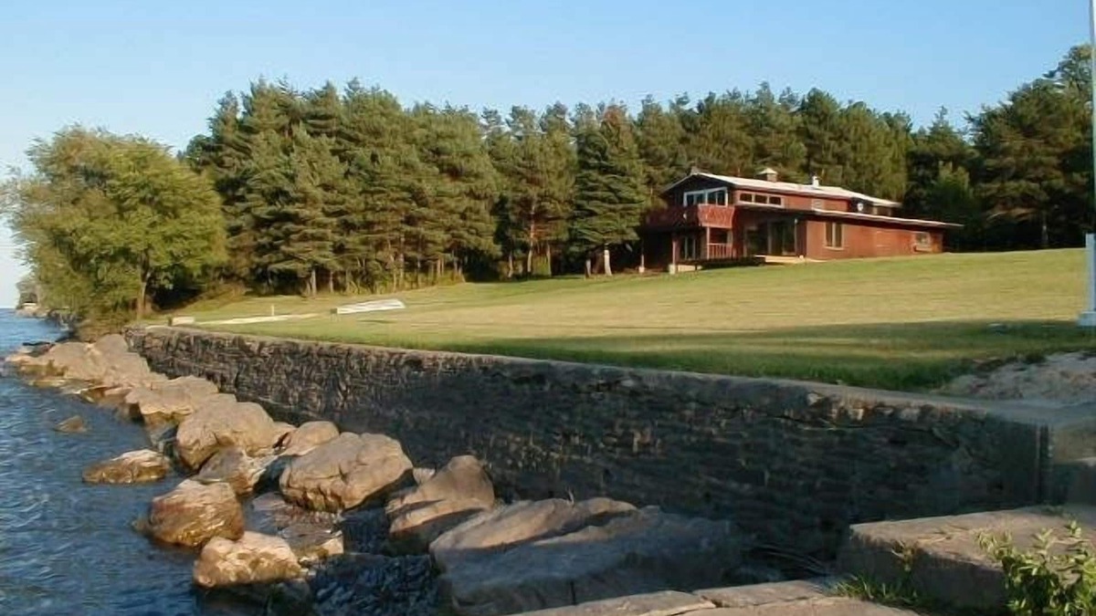 Town of Somerset Cabin | Lake Ontario Waterfront - Niagara Falls Area