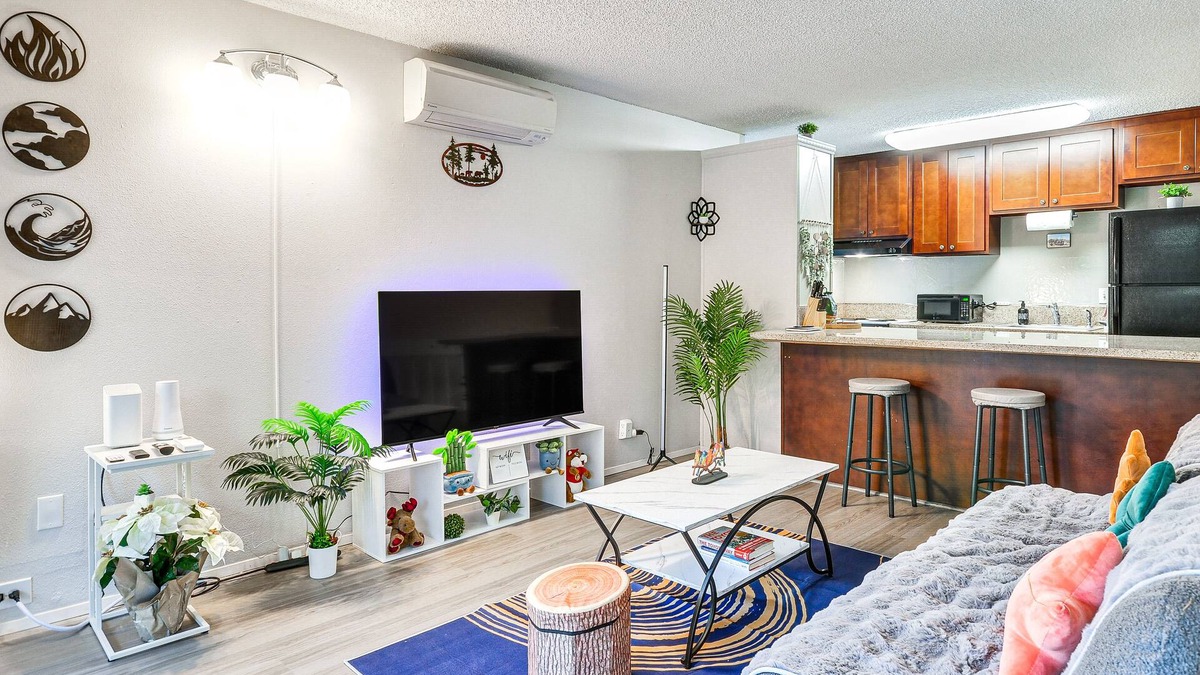 Mount Park Condo | Lake Oswego Condo w/Balcony, 3 Mi to the Water!
