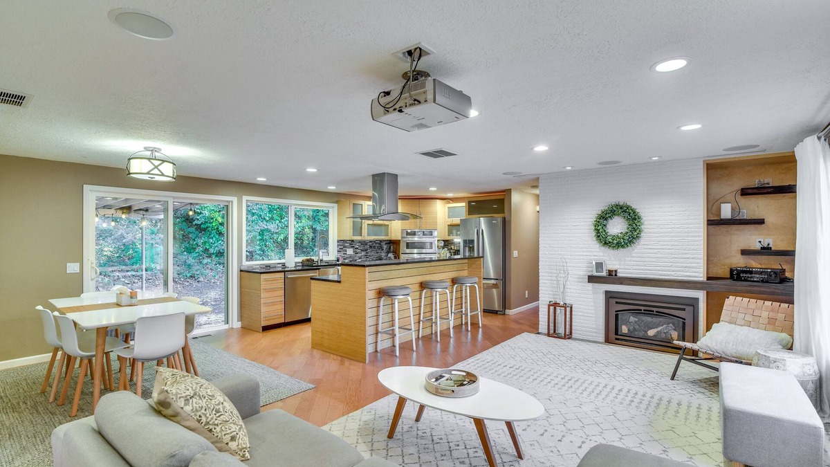 Palisades House | Lake Oswego Home w/Covered Patio: Near Portland!