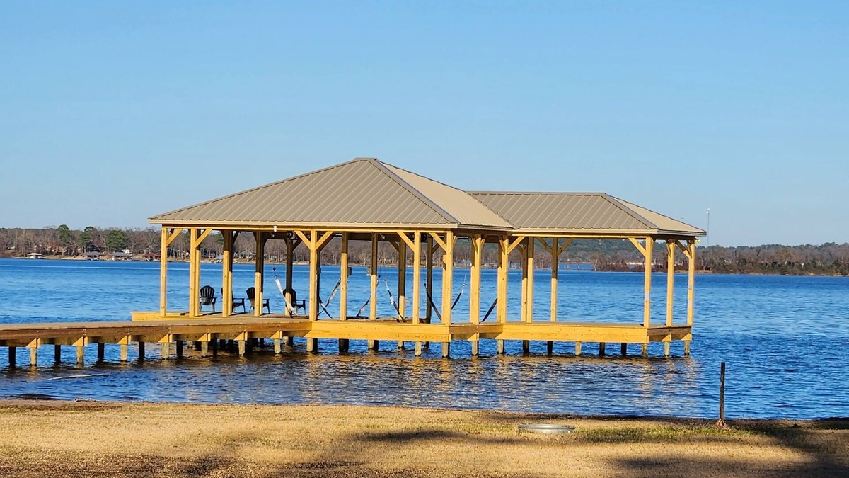Chandler House | Lake Palestine Lakefront, Dock, Deck. 3 bd 2bt Large yard, Beautiful Sunrises