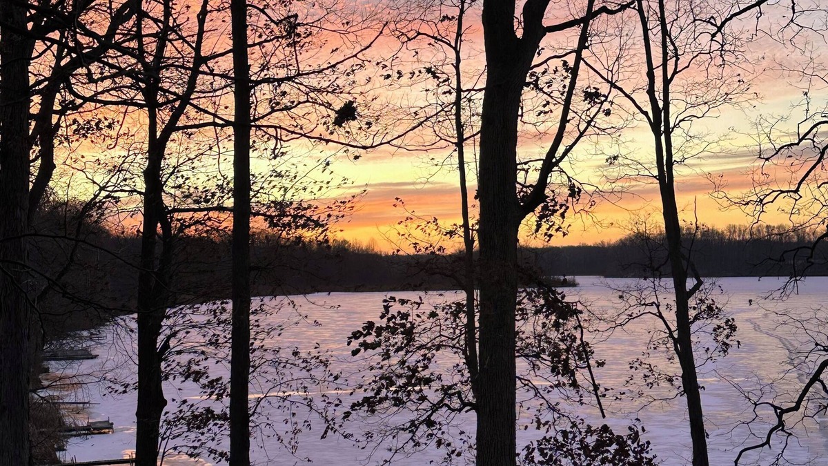 Warsaw Cottage | Lake Palestine Paradise. Charming 2-bedroom, 1-bath cottage in Warsaw.