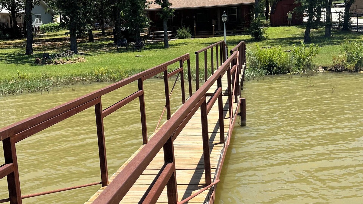 Gordon House | Lake Palo Pinto Rustic, waterfront cabin Steps from private boat dock