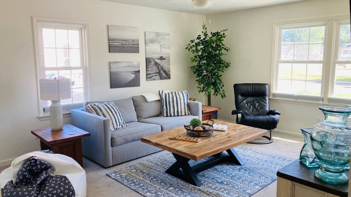 Huron House | Lake Park Place : Adorable Beach Cottage