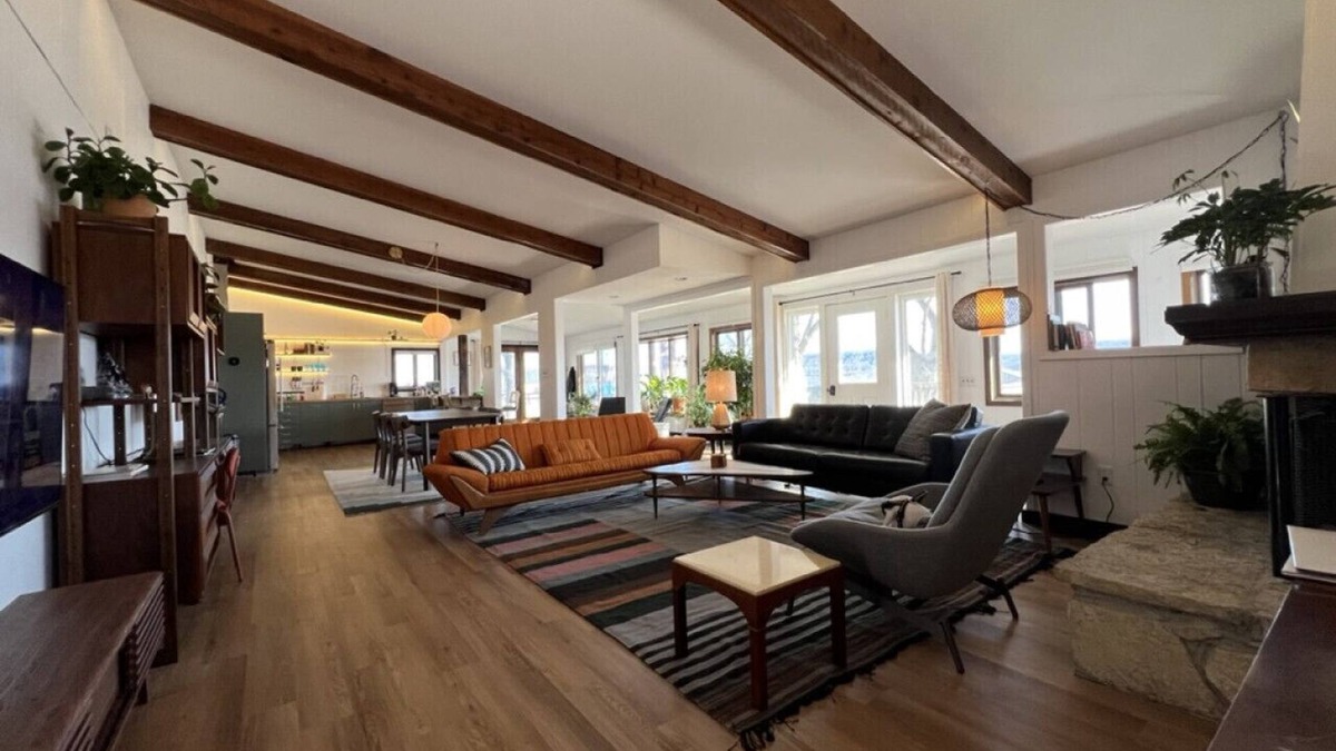 Pepin House | Lake Pepin Marina Bungalow - River Views, Hot Tub!