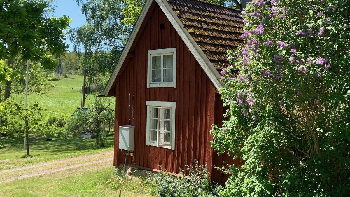 Ekero Cabin | Lake place with jetty and rowing boat