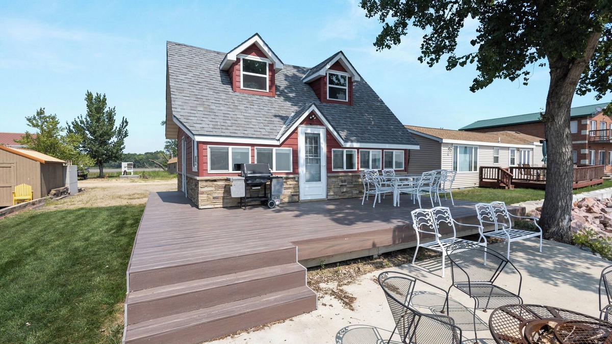 Hamlin County House | Lake Poinsett Cottage at Stone Bridge