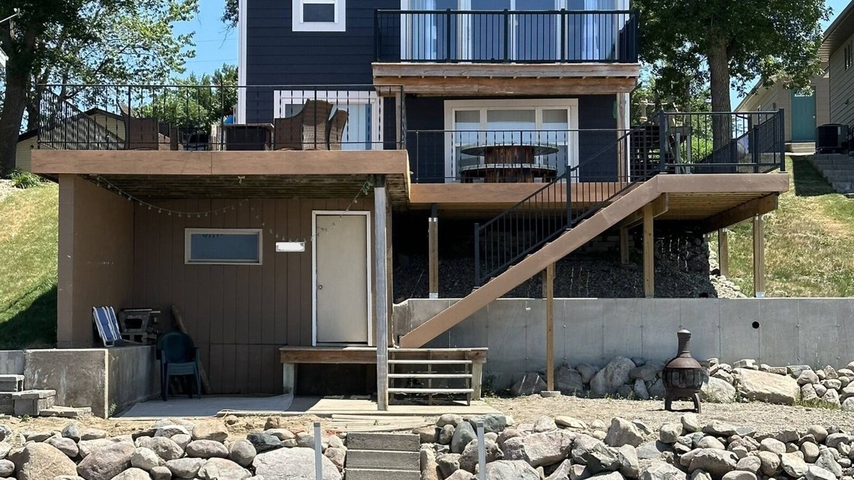 Estelline House | Lake Poinsett waterfront home with beautiful sunset views