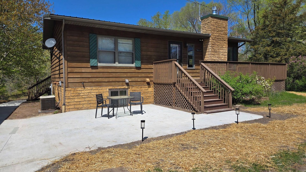 Montello House | Lake Puckaway Retreat 4BR Getaway with Hot Tub & Optional Boat Rental