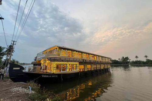 Nedumudy Boat Rental | Lake Queen Premium Luxury Houseboats