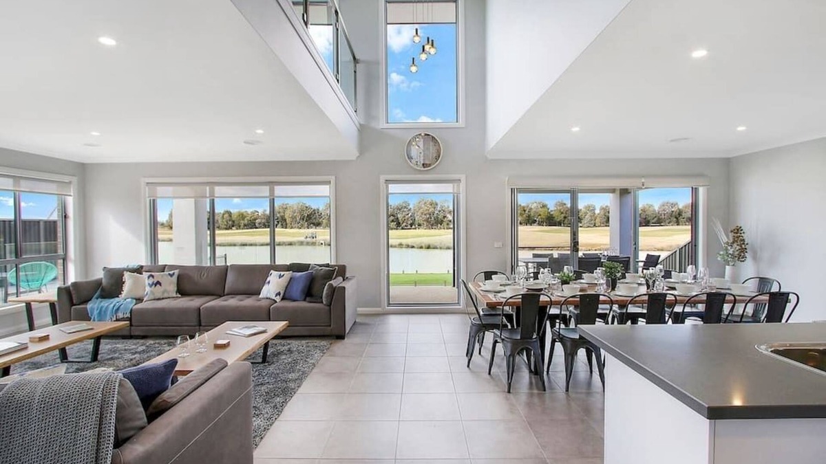 Yarrawonga House | Lake Resort on Black Bull