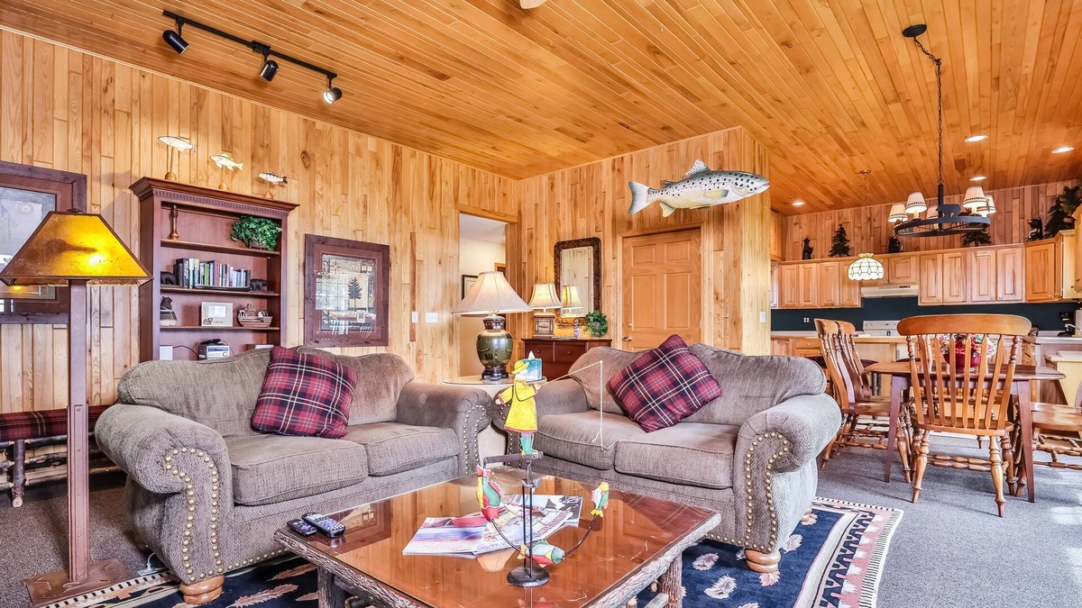 Manitowish Waters Condo | Lake resort villa with water views, screened porch & marina - dog-friendly