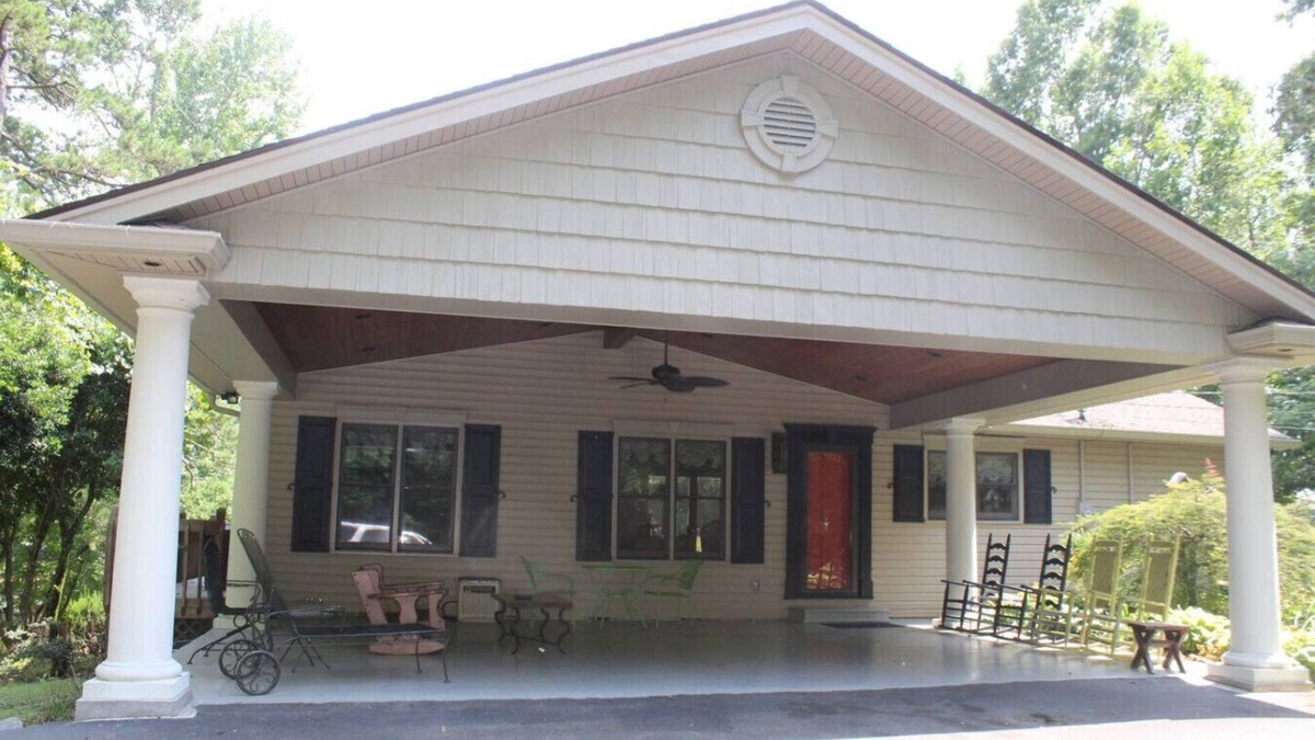 Ten Mile House | Lake Retreat the perfect cozy get away!