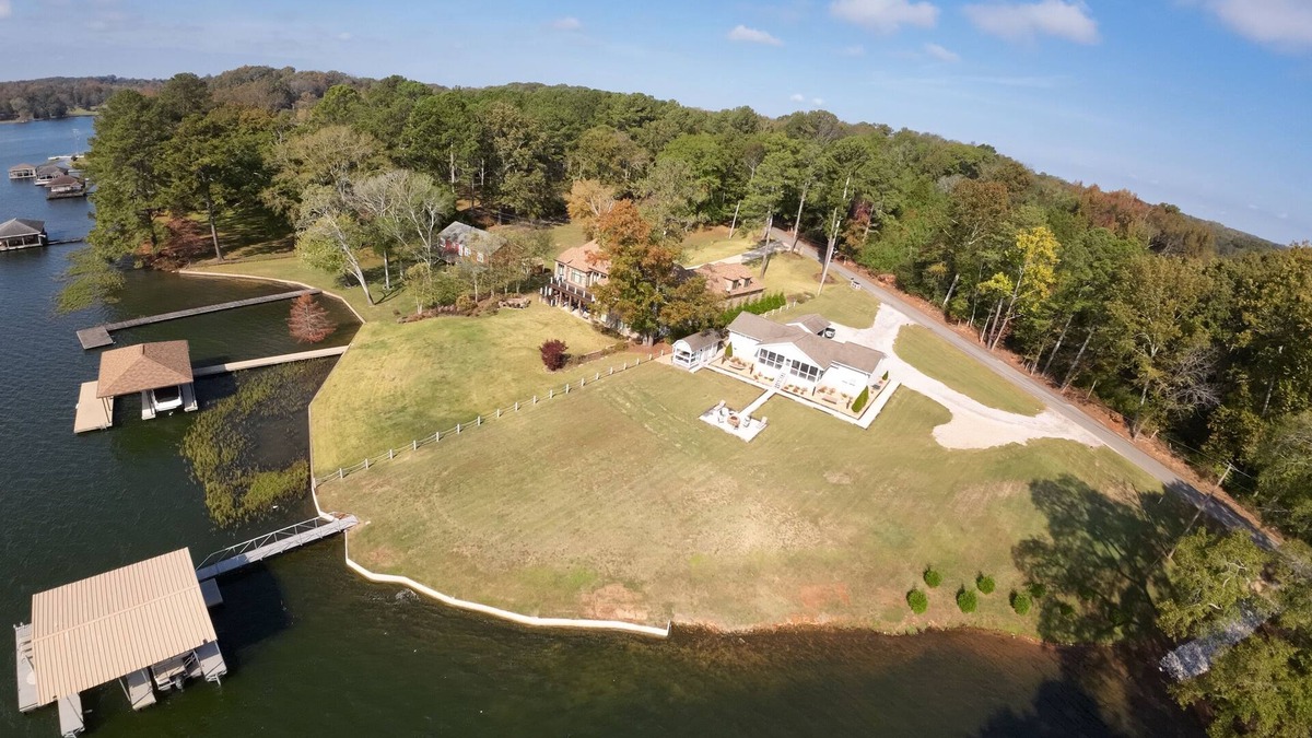 Florence House | Lake Retreat, Views & Location, Dock,Boat Parking, Sleeps 9, 3 Full Baths, RTJ