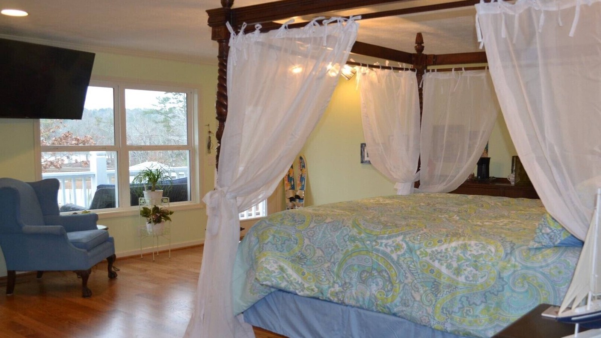 Dadeville House | Lake Room in Paradise Bed and Breakfast by Lake Martin