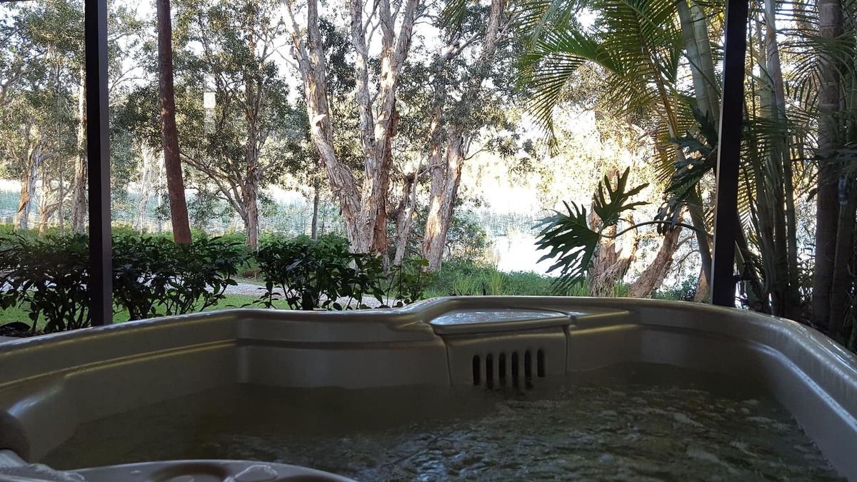 Emerald Beach House | Lake Russell Lakeside Retreat- McCubbin Cottage