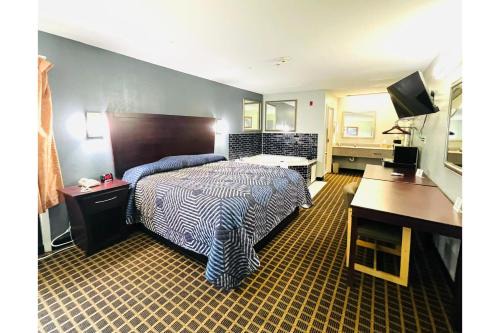 Sneads Hotel | Lake Seminole Inn By Belvilla Marianna Hwy 90