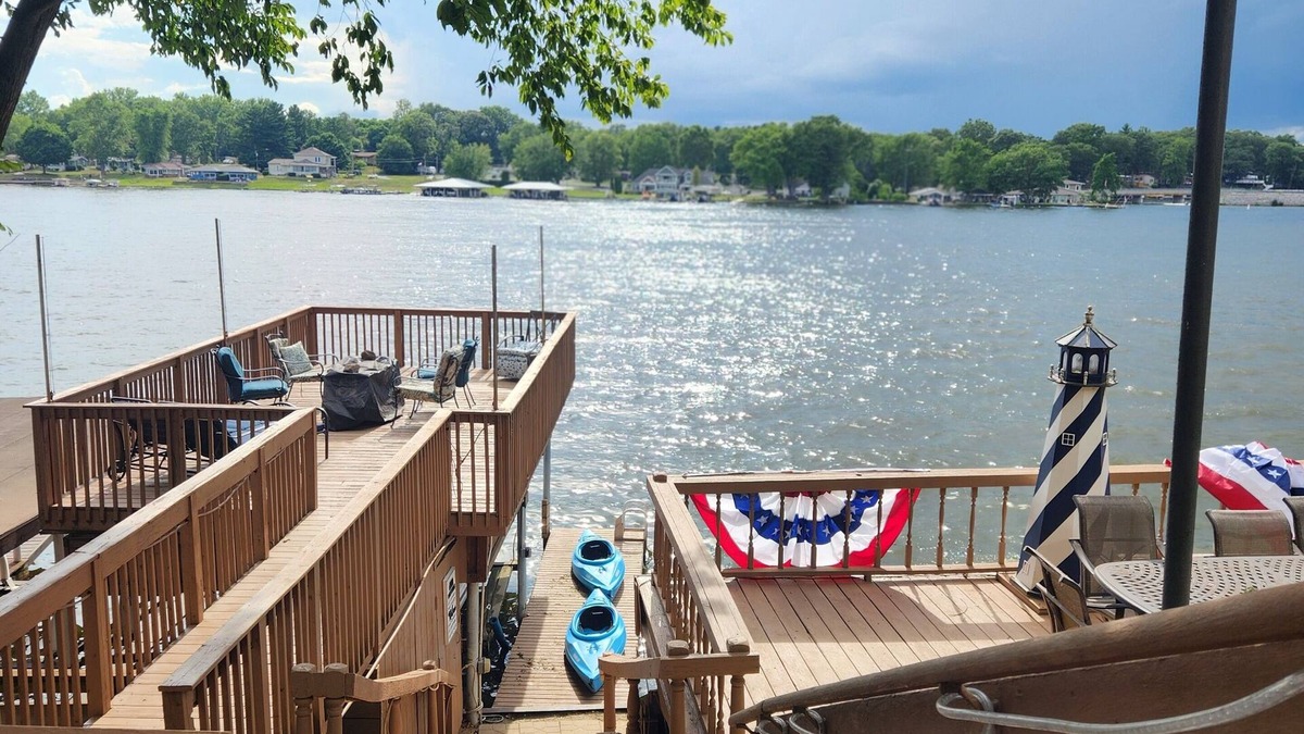 Monticello House | Lake Shafer Home: Boat, Swim, Kayak, BBQ, Sunsets, ten minutes to Indiana Beach