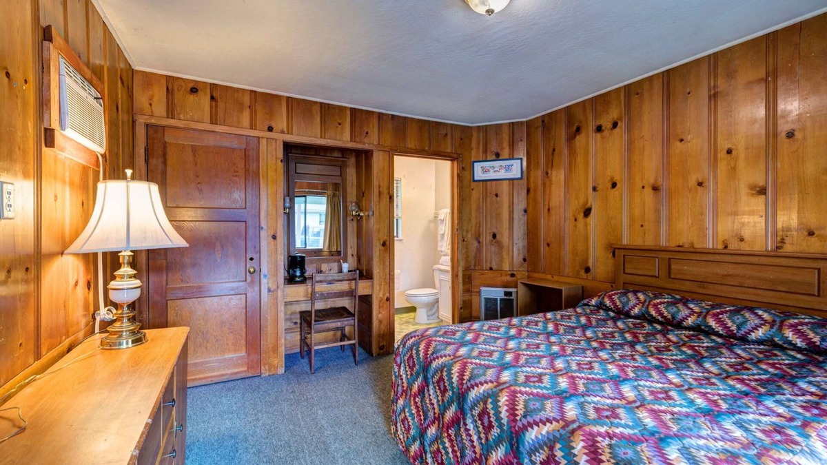 Lakehead-Lakeshore Hotel | Lake Shasta Lodge